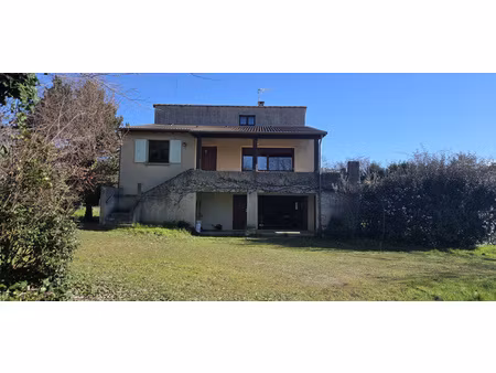 maison familiale avec 6 chambres et grand terrain