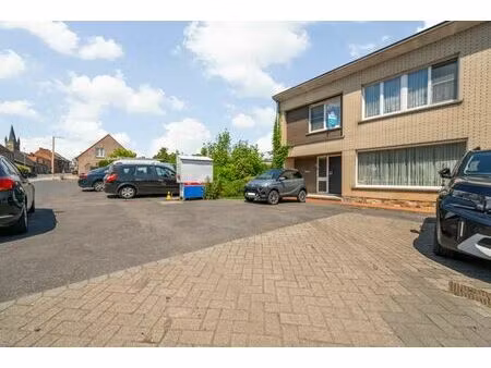 hooglede-centrum. stevig gebouwde woning met 3 slaapkamers op een perceel van 269 m2. vast