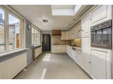 te renoveren huis met vier slaapkamers en tuin in kruibeke