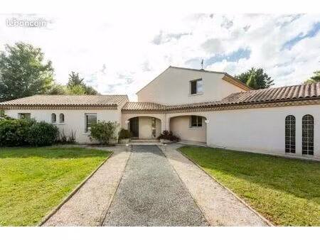 maison 10 pièces 301 m²