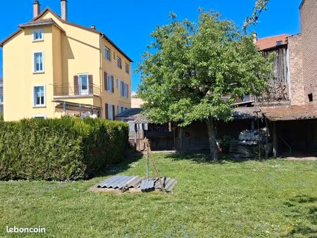 corps de ferme sur 26 ares (immeuble de 3 appts + grange réhabilitable)