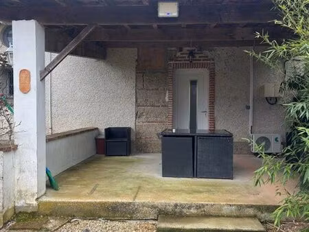 logement avec terrasse et jardin