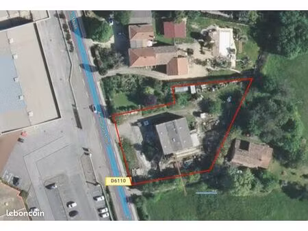grand terrain plat avec atelier  à louer