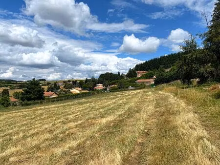 terrain viabilisé avec vue de 830 m²