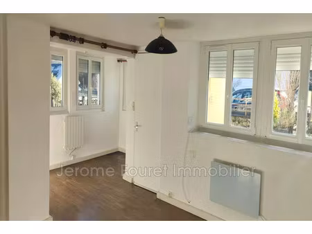 location appartement 2 pièces 41 m² à montaignac-sur-doustre (19300)