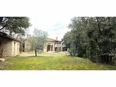 maison en pierre avec vue panoramique et piscine entre uzés et barjac