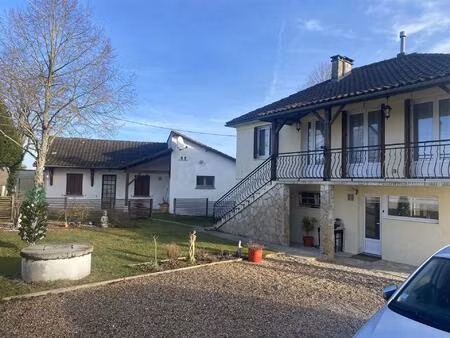 maison de 3 chambres avec gîte de 2 chambres et vue sur la campagne.