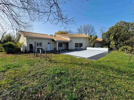 belle et grande contemporaine avec double garage et piscine