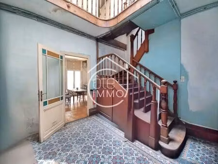 baisse de prix – immeuble de caractère à rénover avec cour et local commercial – centre...