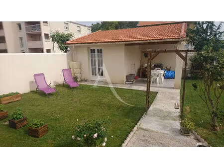 location maison 3 pièces  66.00m²  saintes