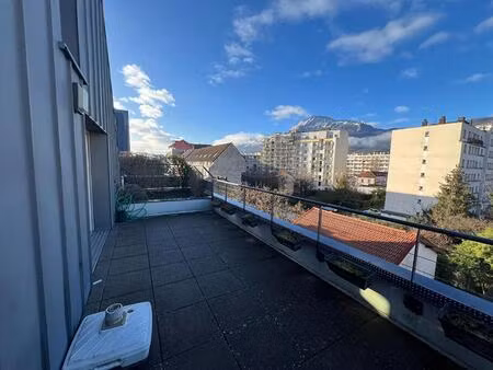 maison sur le toit de 70m² dernier étage avec ascenseur terrasse et jardinet