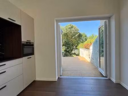 maison entièrement rénovée avec jardin ensoleillé.