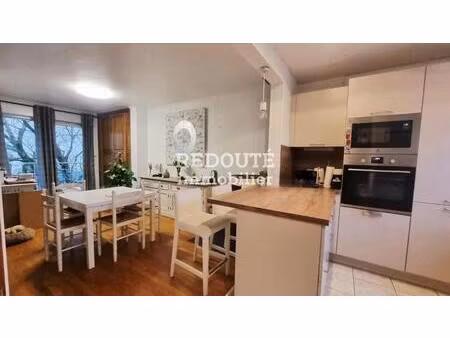 proche reims  à tinqueux de 3 chambres  jardin et garage