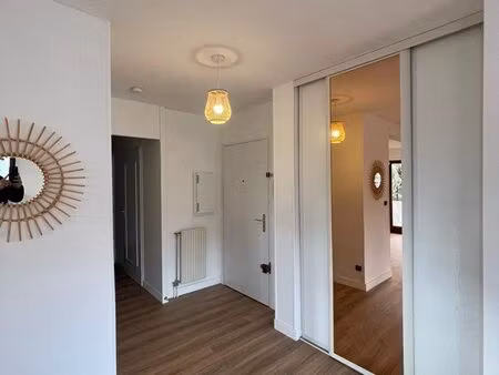 superbe t3 meublé 84 m² terrasse + parking  plein centre voiro