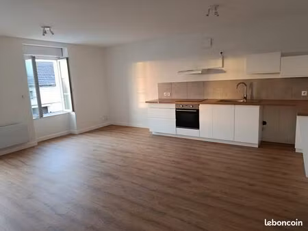 appartement t4 situé tout proche des commodités avec cours privative