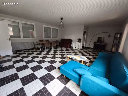 grande maison avec beau jardin