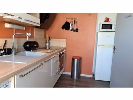 studio - balcon - place de parking couvert - salle de bain commune