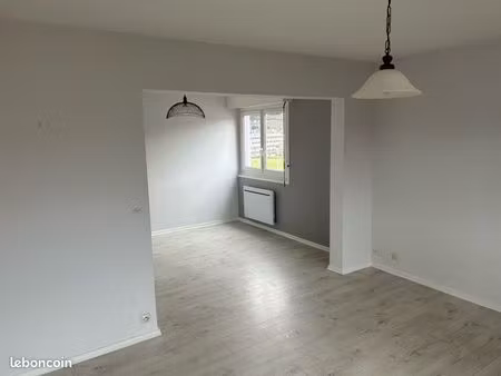 apparemment à louer 61 m2 avec ascenseur et cave