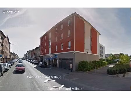 garage box fermé dans une résidence sécurisée