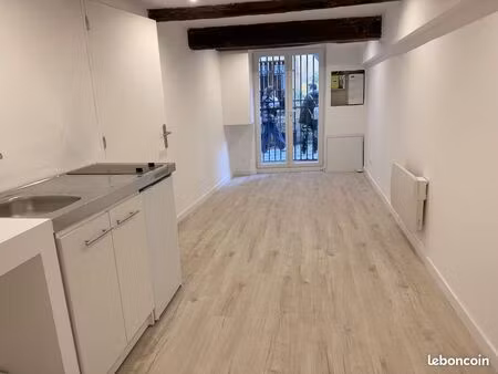 studio refait à neuf plein cœur panier 24 m² rez-de-chaussée