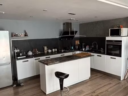 bas de villa rénové avec patio et parkings  à proximité de la plage