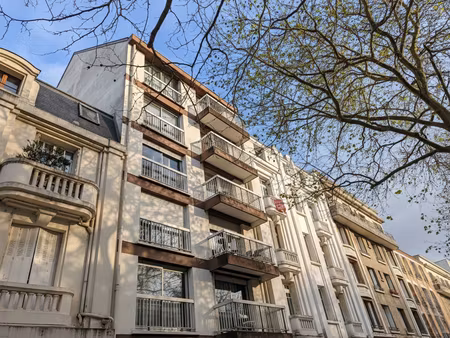 t2 lumineux calme lumineux avec balcon - rare à tours !