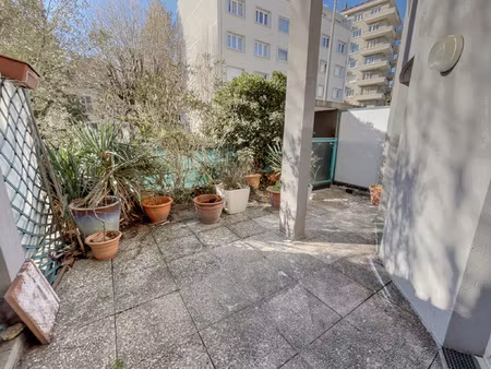 duplex 100 m2 + terrasse 18 m2 + garage fermé.