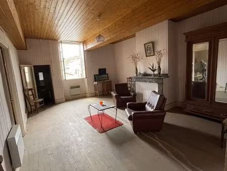 maison à restaurer de 180 m² habitable + 2 garages + 1 patio + 1 cour extérieure