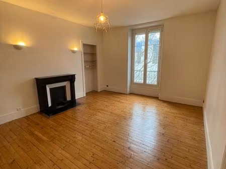 t2 meublé 54 m² traversant – vue sur les montagnes - proche polygone  gare  centre