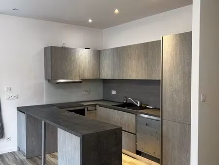 apparemment en plein centre 80m2 + parking