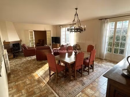 maison traditionnelle individuelle de 6 pièces édifiée sur sous sol. idéalement située.