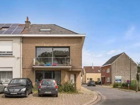 maison en coin 3 chambres et 1 bureau