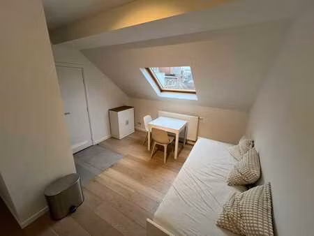 petit flat / studio meublé idéalement situé