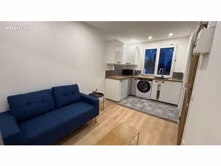 très jolie studio avec une chambre mezzanine