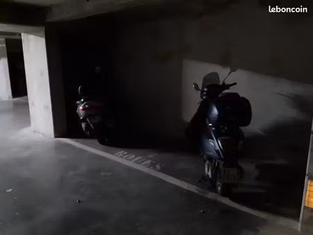 parking moto à louer