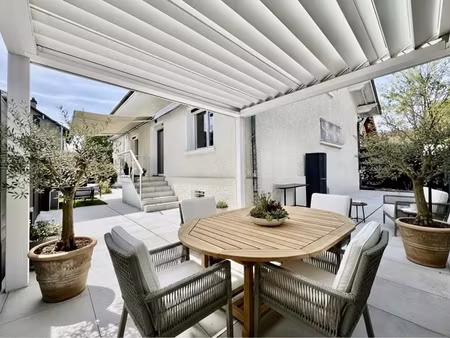 annecy - maison de 190 m2  rénovée avec soin  à deux pas du