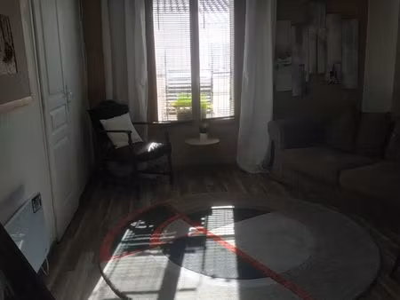 pied à terre  t3 proche cnb- 698