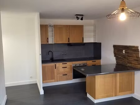 appartement p3 56.5m² avec terrasse  parking + garage et piscine