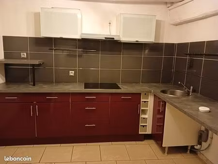 loue plein centre de la bazoge maison de bourgf3   accolée sur un côté