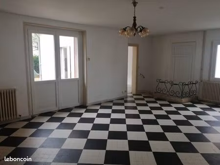 maison individuelle 80 m² – 1 chambre – cour intérieure – dépendances