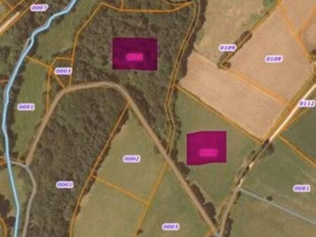 terrain de 2 5 ha avec bois  prairie et source – la goutelle (63)