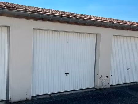 garage protégé par portail électrique à louer
