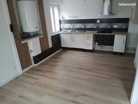 t2 bis au rdc / entrée indépendante / immeuble calme