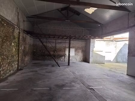 ◊ place de parking privée — centre bressuire (proche gare)