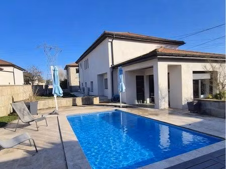 appartement avec pisicne au rez de chaussée d une maison