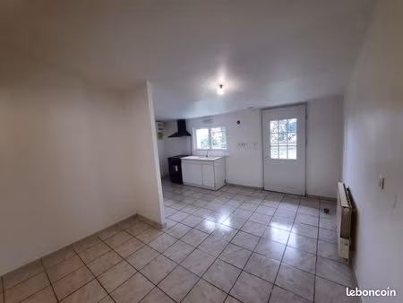 studio plain pied  maison avec jardin privatif et parking  juvignies  7mn de beauvais