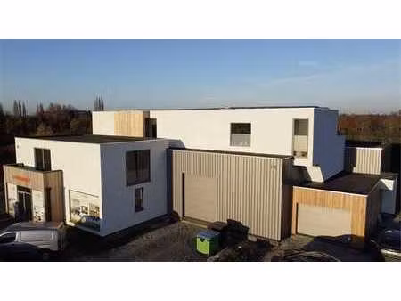 magnif.imm industriel/show room + logement fonction.