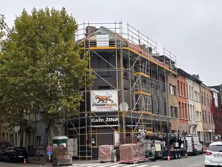 commerce d’angle avec grandes terrasses