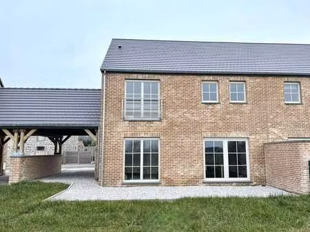 charmante maison 3 façades neuve à louer à berzée.