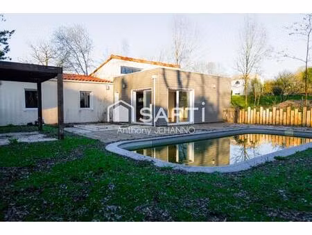 maison lumineuse avec piscine et terrasse